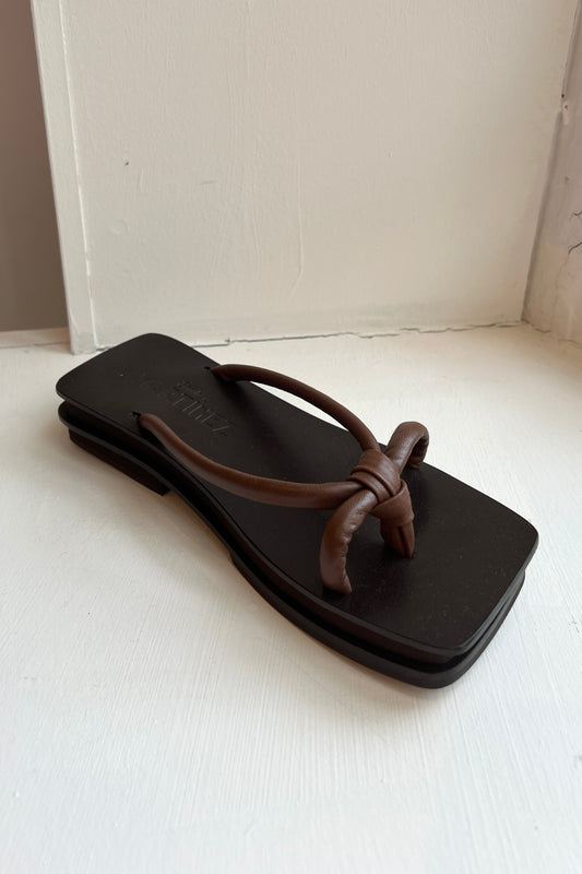 Souliers Martinez - Rogue Flat Platform Heel: Chocolate