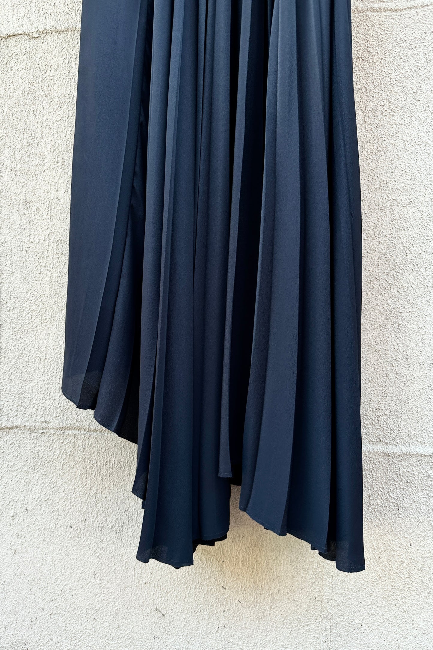 No. 21 - V-Neck Midi Dress: Black