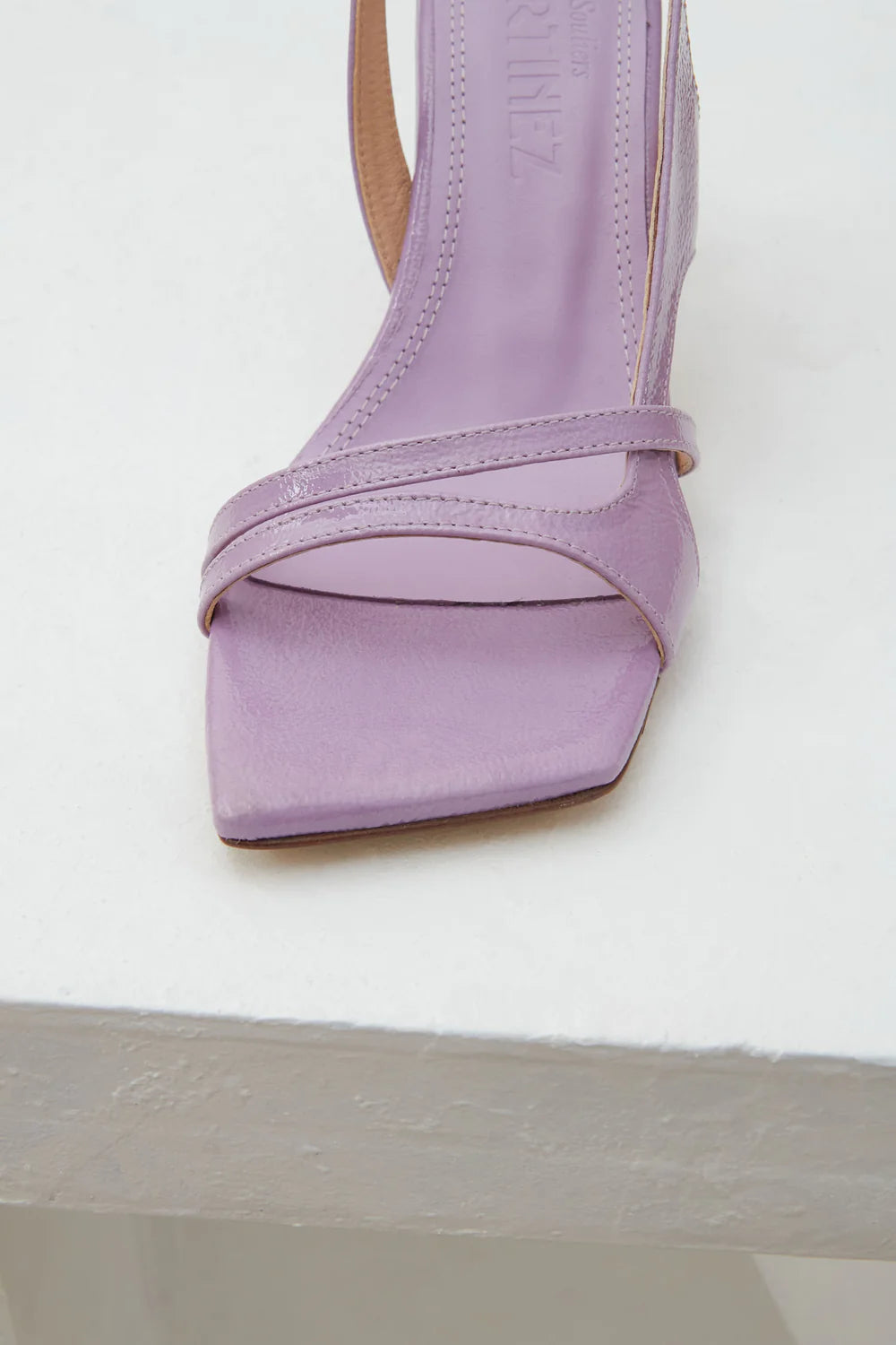 Souliers Martinez - Algar Sandal: Lavanda Patent Leather